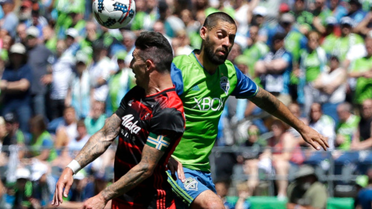 Dempsey closes in on Donovan's US national team goals record